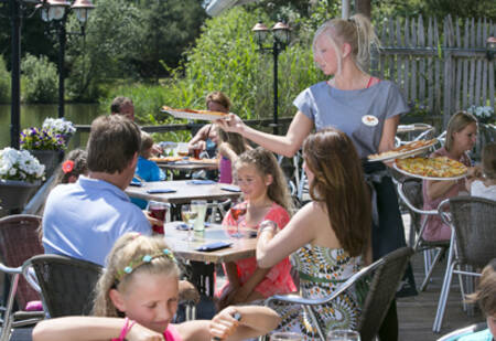Menschen auf der Terrasse des Restaurants im Ferienpark Roompot Cape Helius