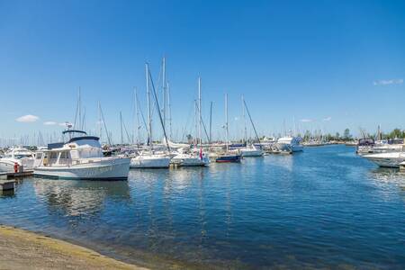 Boote im Yachthafen des Ferienparks Roompot Cape Helius