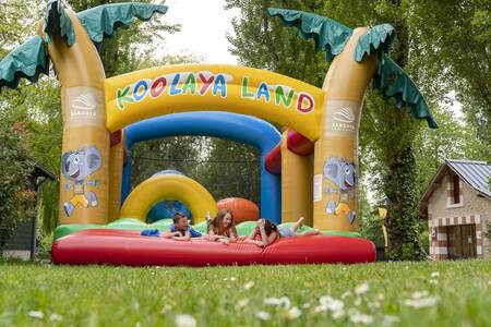 Kinder auf der Hüpfburg im Ferienpark Roompot Château des Marais