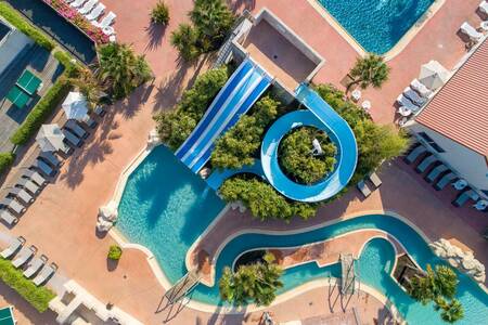 Luftaufnahme des Außenpools mit Rutschen des Ferienparks Roompot Côte de Nacre