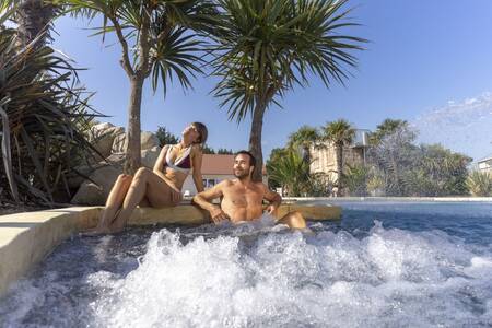 Ein Paar im Sprudelbad des Ferienparks Roompot Côte de Nacre