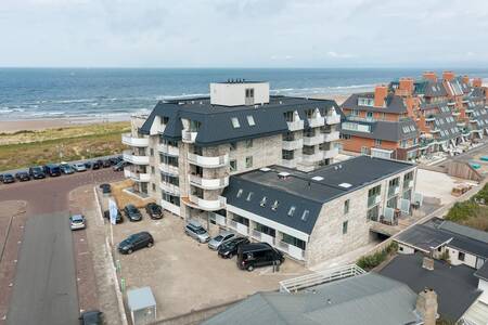 Apartmentkomplex Roompot De Graaf van Egmont mit dem Nordseestrand im Hintergrund