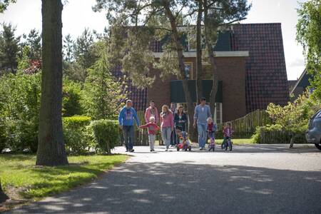 Familienwanderungen zwischen den Ferienhäusern im Ferienpark Roompot De Katjeskelder