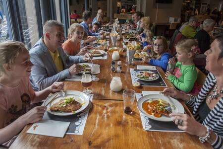 Familie speist im Restaurant des Ferienparks Roompot De Katjeskelder