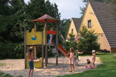 Kinder spielen auf einem Spielplatz im Ferienpark Roompot De Katjeskelder