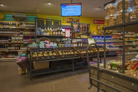 Regale mit Lebensmitteln im Supermarkt des Ferienparks Roompot De Katjeskelder