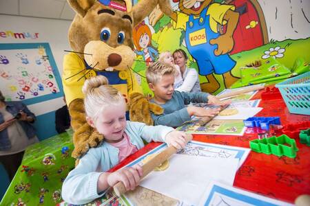 Kinder basteln mit Koos-Hase im Ferienpark Roompot De Soeten Haert