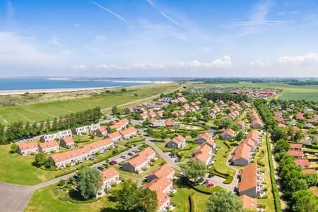 Luftaufnahme des Ferienparks Roompot De Soeten Haert und des Nordseestrandes