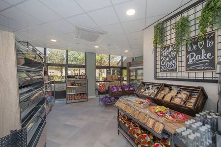 Der Minimarkt mit frischen Sandwiches im Ferienpark Roompot De Soeten Haert