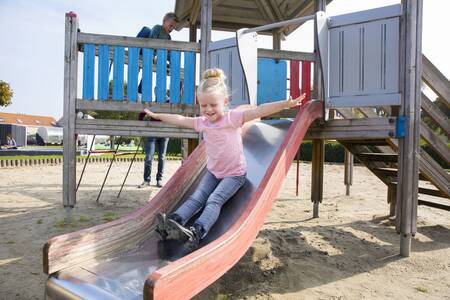 Kinder spielen auf einem Spielplatz im Ferienpark Roompot De Soeten Haert