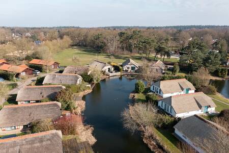 Luftaufnahme von Ferienhäusern am Wasser im Ferienpark Roompot De Veluwse Hoevegaerde