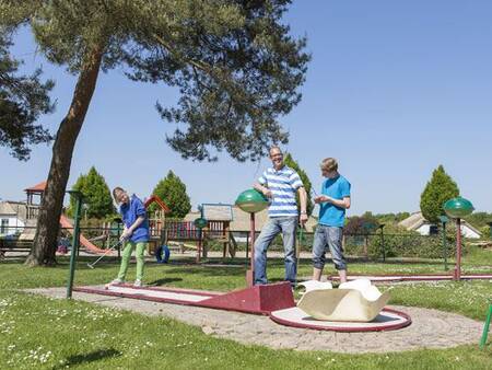 Golfspieler auf dem Minigolfplatz des Ferienparks Roompot De Veluwse Hoevegaerde