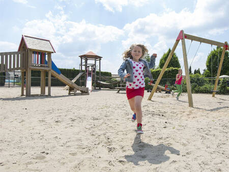 2 Kinder spielen auf dem Spielplatz im Ferienpark Roompot De Veluwse Hoevegaerde