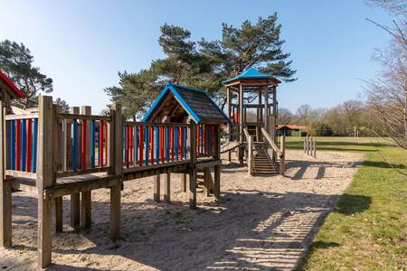 Spielplatz mit Holzspielgeräten im Ferienpark Roompot De Veluwse Hoevegaerde