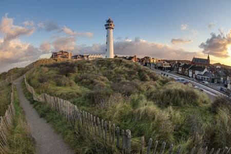 Foto von Dünen, Egmond aan Zee und dem Leuchtturm