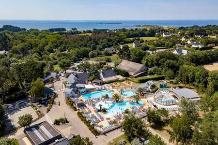 Luftaufnahme des Schwimmbeckens Roompot Deux Fontaines mit dem Meer im Hintergrund