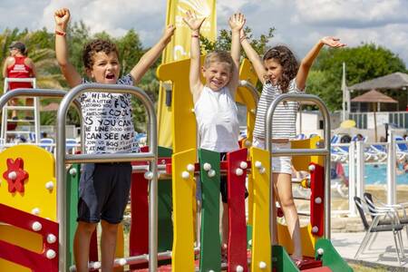 Kinder spielen auf einem Spielplatz im Ferienpark Roompot Deux Fontaines