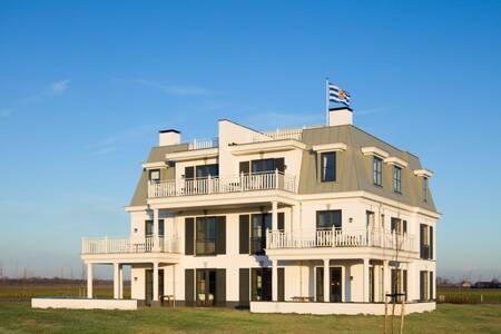 Ein Apartmenthaus mit Apartments im Ferienpark Roompot Domein het Camperveer