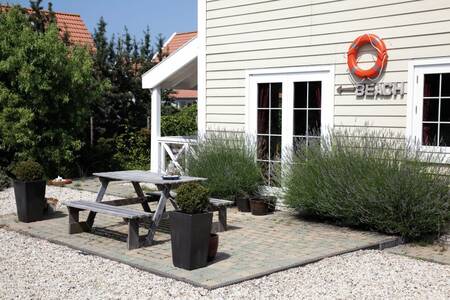 Picknicktisch im Garten eines Ferienhauses im Roompot Duynparc De Heeren van 's-Gravensande