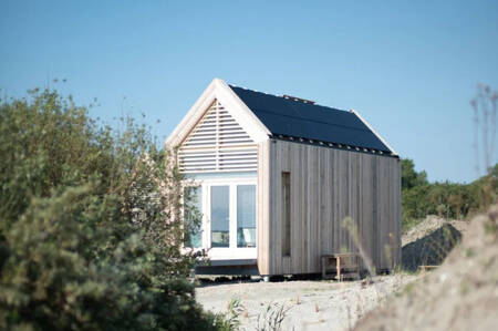 Ein freistehendes ECO-Cottage mit Sonnenkollektoren im Ferienpark Roompot ECO Grevelingenstrand