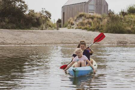 Kanufahrer im Wasser des Ferienparks Roompot ECO Grevelingenstrand