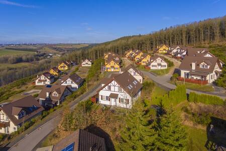 Luftaufnahme der Ferienhäuser im Ferienpark Roompot Eifelpark Kronenburger See