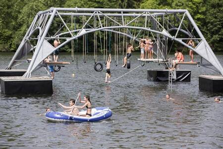 Kinder spielen im Wasser des Stausees neben dem Roompot Eifelpark Kronenburger See