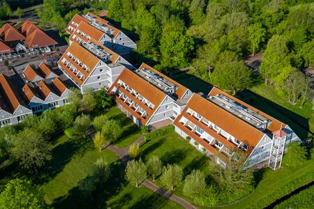 Luftaufnahme von Apartmentgebäuden im Roompot Ferienpark Aquadelta