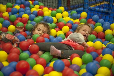 Kinder spielen im Bällebad - Roompot Ferienpark Aquadelta