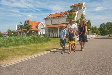 Familienspaziergänge vor einem Ferienhaus im Roompot Ferienpark Aquadelta