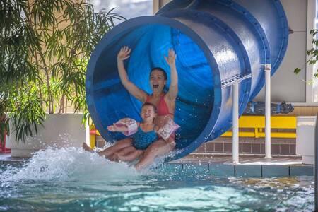 Mutter und Tochter auf der Rutsche im Hallenbad des Roompot Ferienpark Aquadelta