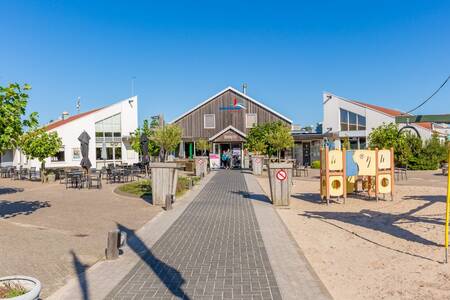 Das gemütliche Parkcenter mit Terrasse und Spielplatz im Roompot Ferienpark Boomhiemke