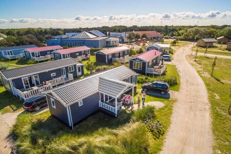 Eine Luftaufnahme der Chalets im Roompot Ferienpark Boomhiemke