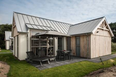 Ein Ferienhaus mit Gartenmöbeln im Roompot Ferienpark Boomhiemke