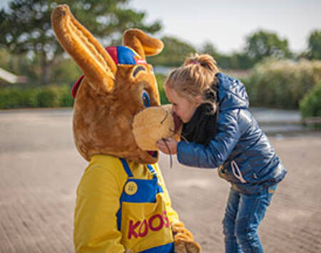 Mädchen kuschelt mit Koos-Kaninchen im Ferienpark Roompot Ferienpark Boomhiemke