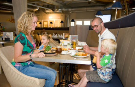 Die Familie isst im Restaurant des Roompot Ferienpark Boomhiemke