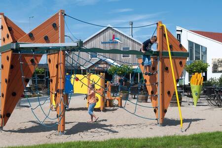 Kinder spielen auf dem Spielplatz des Roompot Ferienpark Boomhiemke