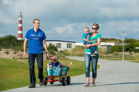 Familienwanderungen mit einem Bollerwagen über den Roompot Ferienpark Boomhiemke