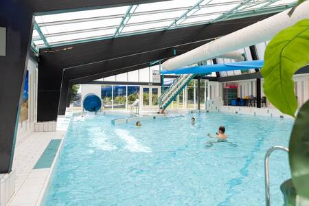 Menschen schwimmen im Hallenbad des Roompot Ferienpark Callassande