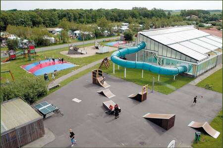 Skatebahn neben dem Swimmingpool und dem Spielplatz im Roompot Ferienpark Callassande