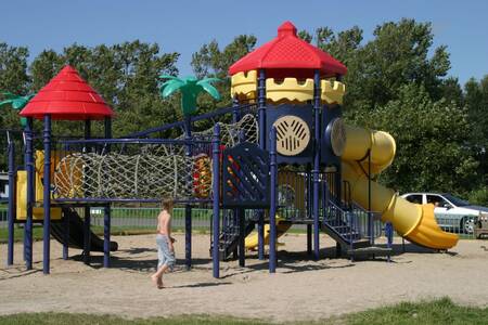 Kinder spielen auf dem Spielplatz im Roompot Ferienpark Callassande