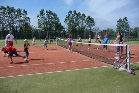 Auf dem Tennisplatz des Roompot Ferienparks Callassande wird Tennis gespielt