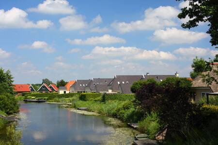 Freistehende Ferienhäuser an einem Graben im Roompot Ferienpark Emslandermeer