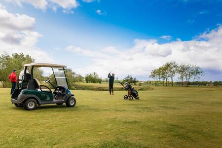 Golfspieler auf dem Golfplatz in der Nähe des Roompot Ferienparks Emslandermeer