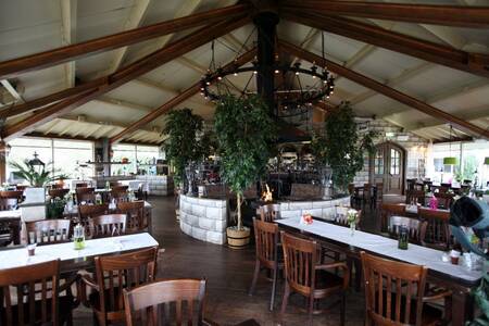 Ein Restaurant im Roompot Ferienpark Emslandermeer