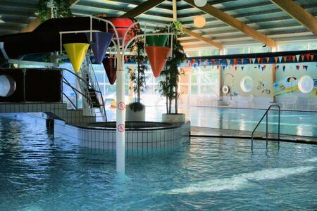 Das Hallenbad mit großen Wassereimern im Roompot Ferienpark Emslandermeer