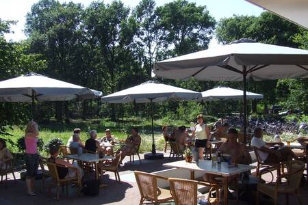 Terrasse am Restaurant im Roompot Ferienpark Herperduin