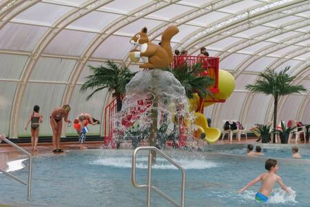 Rutschen Sie im Swimmingpool des Roompot Ferienparks Herperduin