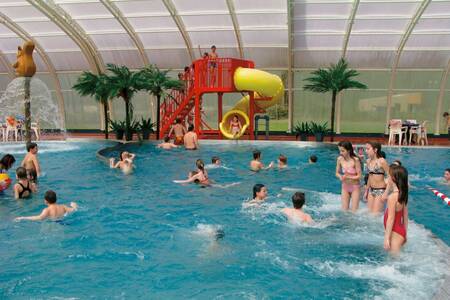 Menschen schwimmen im Pool im Roompot Ferienpark Herperduin