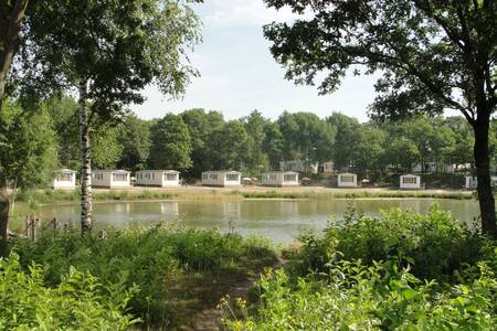 Chalets auf dem Wasser im Roompot Ferienpark Hunzedal